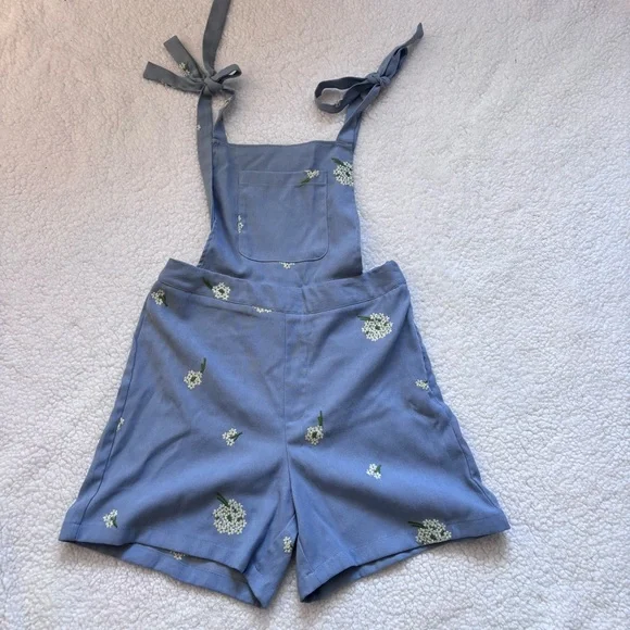 Like new Cider Floral embroidered overalls cottagecore size Medium - Picture 2 of 9